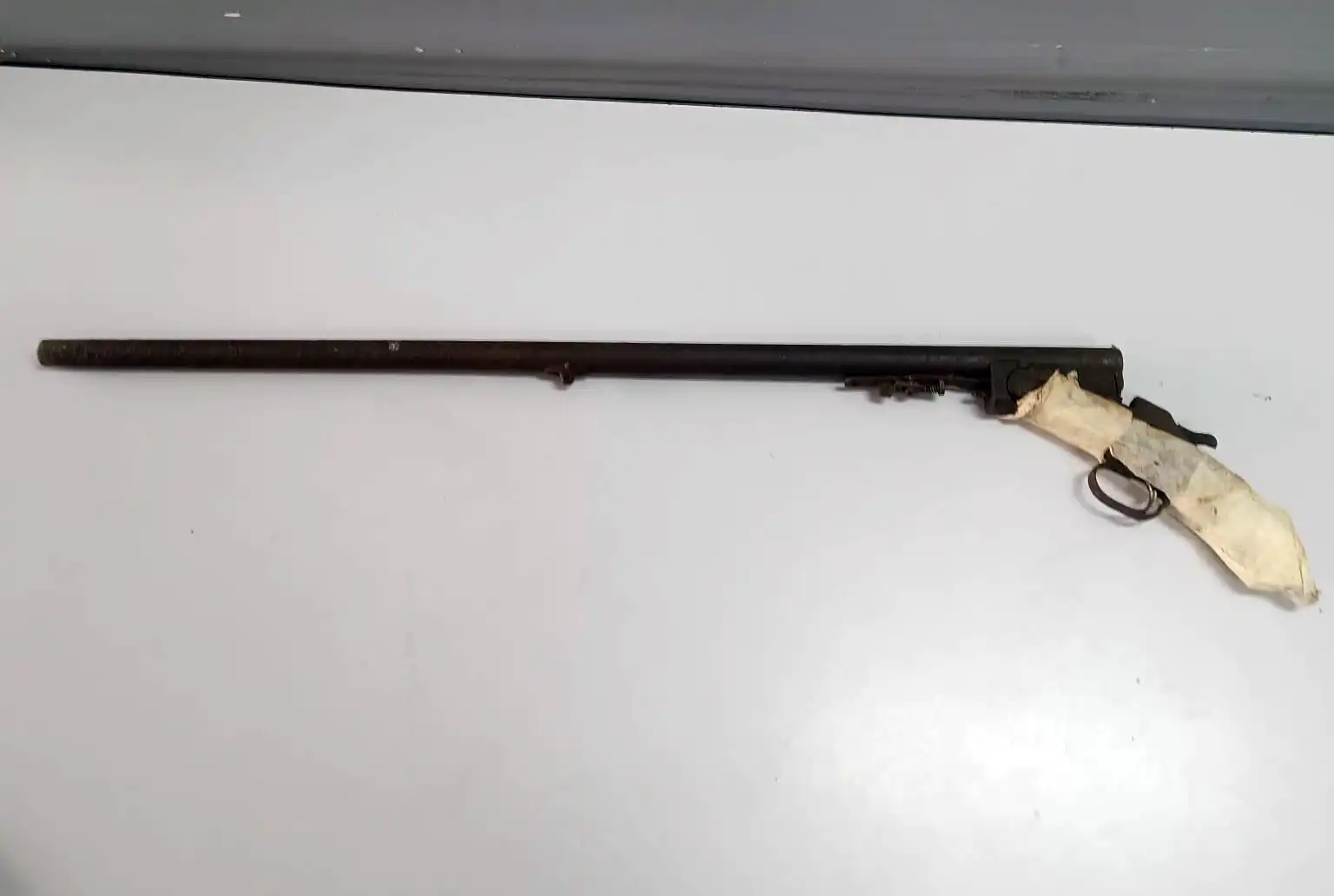 Polícia apreende arma deixada por hóspede falecido em pousada de Mogi Guaçu