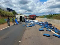 Caminhão tomba e interdita SP-342, em Mogi Guaçu, por mais de duas horas