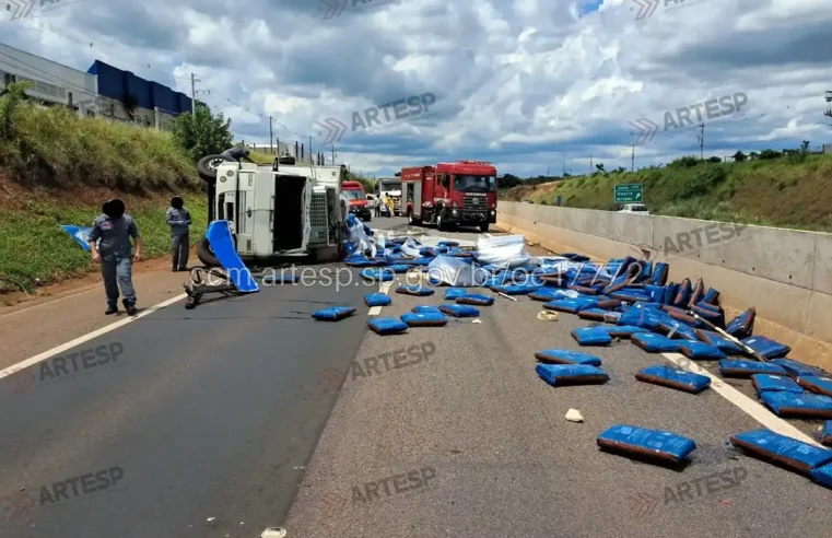 Caminhão tomba e interdita SP-342, em Mogi Guaçu, por mais de duas horas