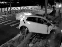 Em alta velocidade, motorista perde o controle e carro invade residência em Itapira