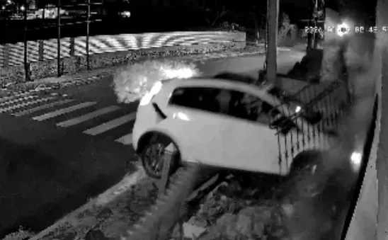 Em alta velocidade, motorista perde o controle e carro invade residência em Itapira