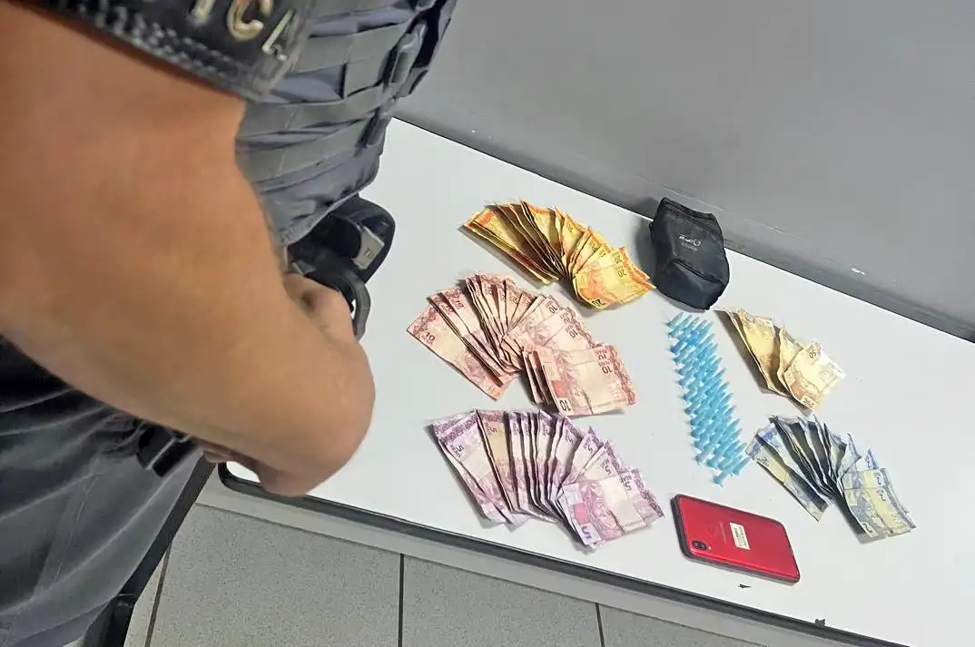 PM prende dois suspeitos por tráfico de drogas na Vila Dias, em Mogi Mirim