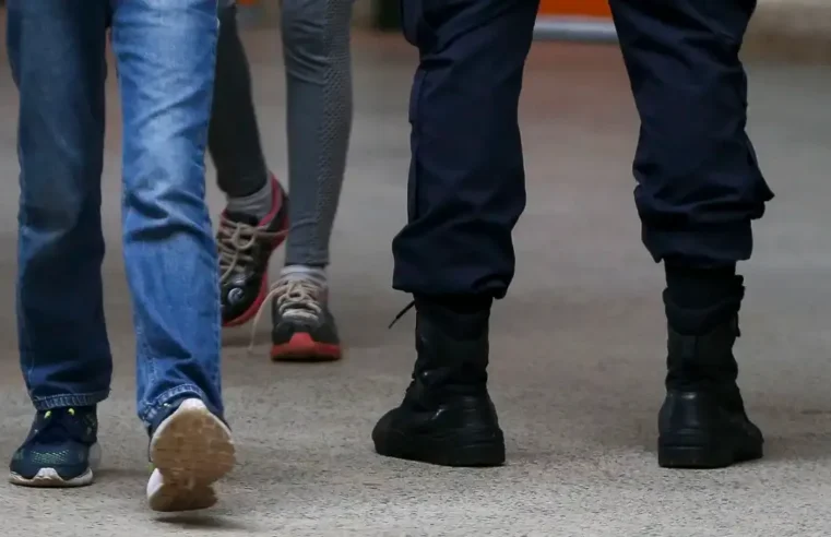 Justiça suspende regras de escolas cívico-militares