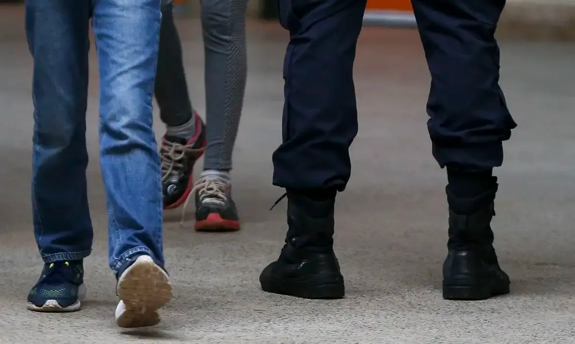 Justiça suspende regras de escolas cívico-militares