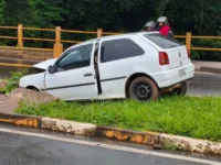 Motorista perde controle e provoca acidente na ponte próxima à Etec de Mogi Mirim