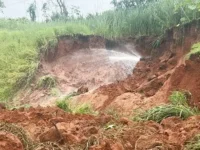 Rompimento de adutora interdita acesso na SP-340, em Mogi Mirim