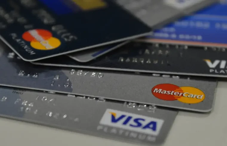 Percentual de famílias com dívidas cresce, mas inadimplência cai