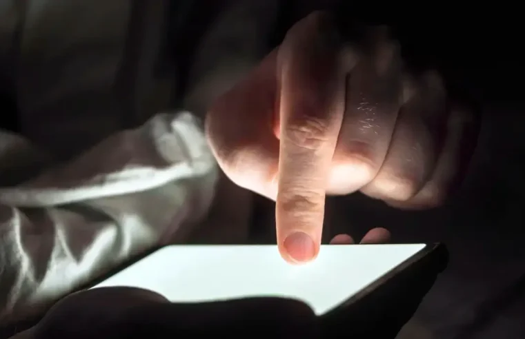 Conteúdos falsos criados com IA mais que triplicam entre 2024 e 2025