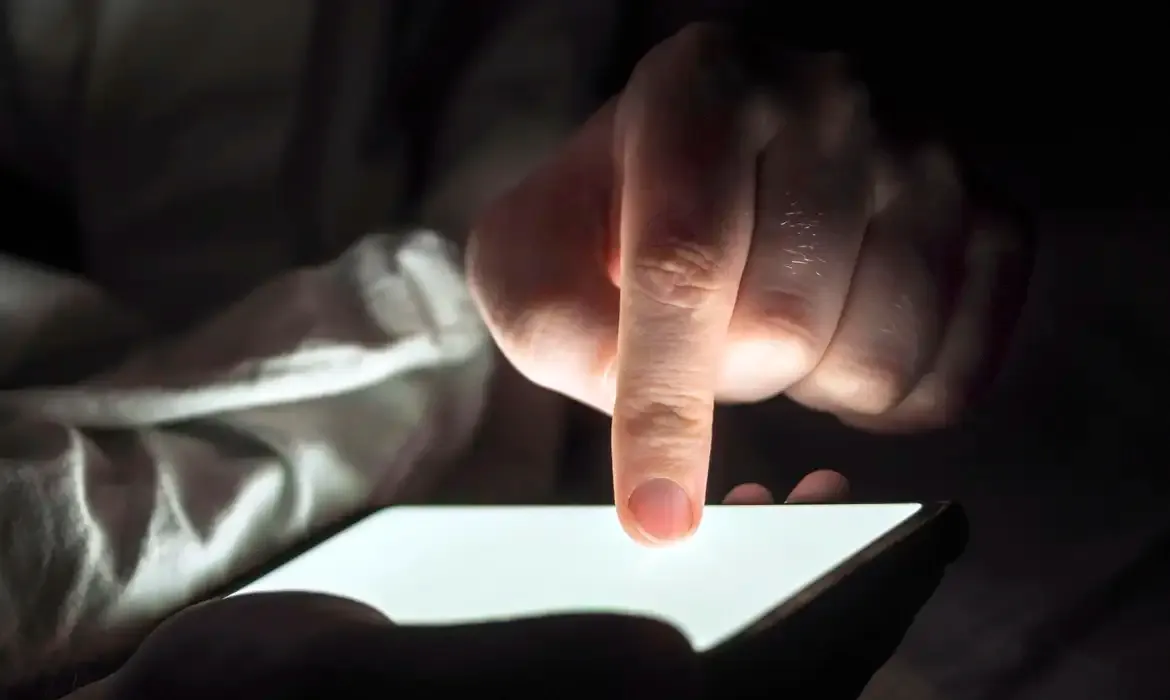 Conteúdos falsos criados com IA mais que triplicam entre 2024 e 2025