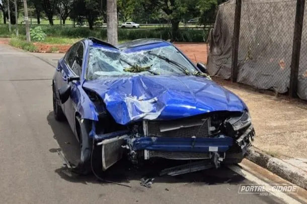 Motorista colide contra poste após perder o controle na Rodovia Nagib Chaib