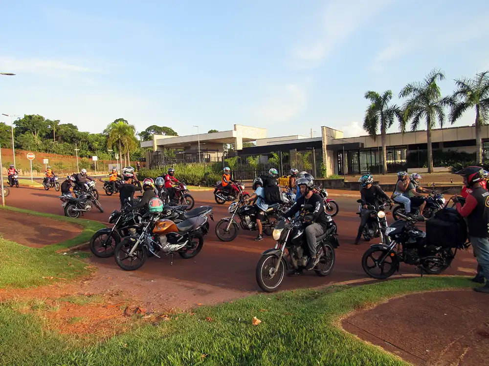 Motoboy sofre agressão e caso motiva protesto em condomínio