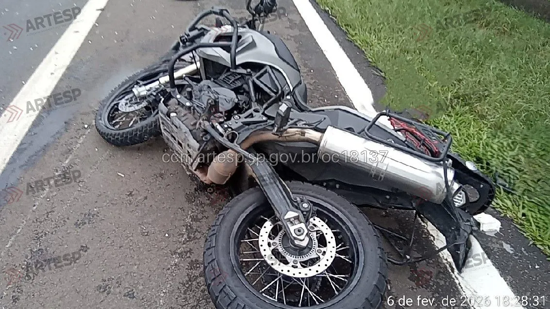 Acidente entre moto e caminhão deixa uma pessoa morta na SP-340 em Aguaí