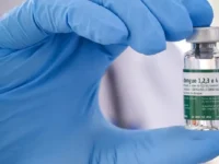 Começa vacinação de 1,2 milhão de profissionais de saúde contra dengue