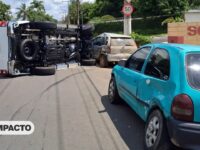 Motorista perde o controle e caminhonete atinge dois carros, no Zerão