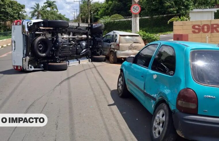 Motorista perde o controle e caminhonete atinge dois carros, no Zerão