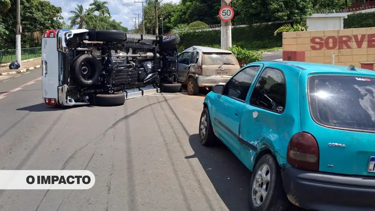 Motorista perde o controle e caminhonete atinge dois carros, no Zerão