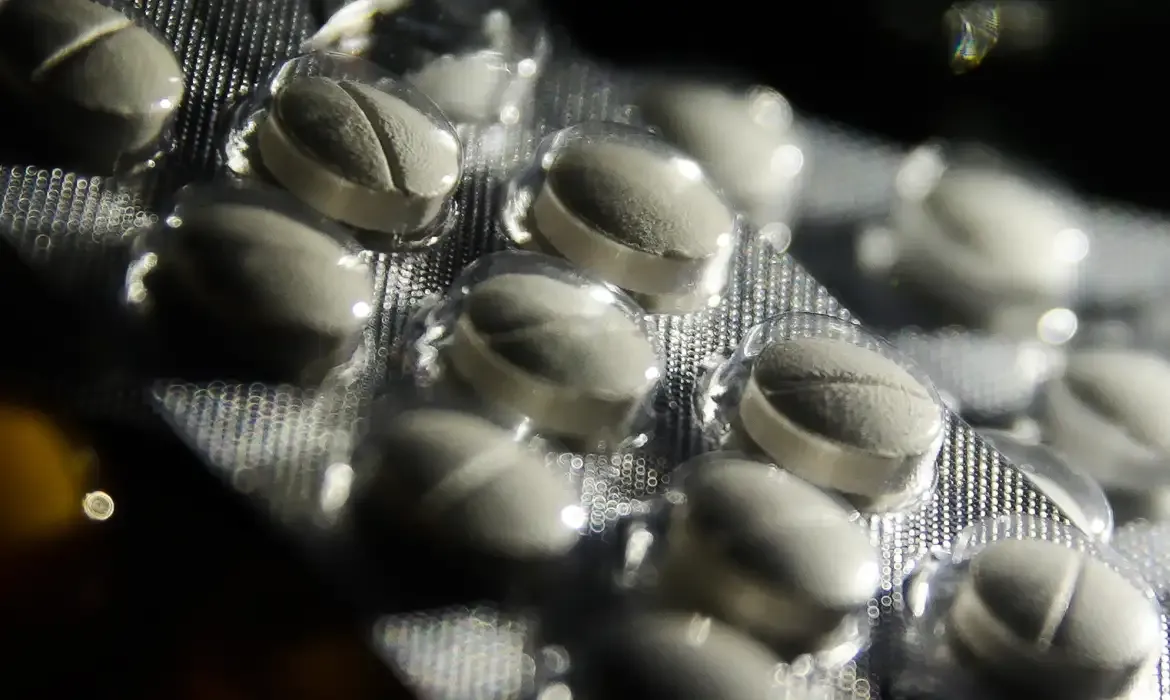 Deputados aprovam regras para venda de remédios em supermercados