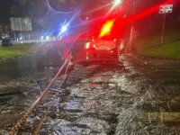 Após temporal, acesso à Avenida Jacareí é interditado em Mogi Mirim