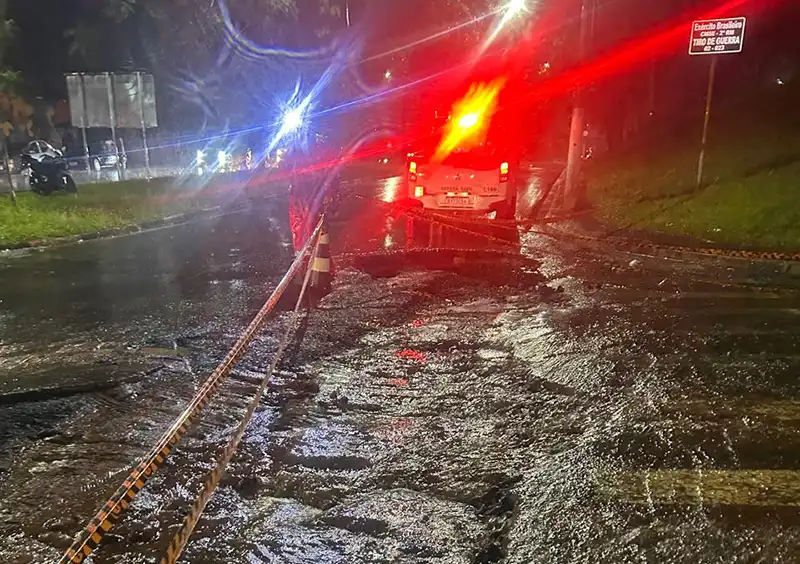 Após temporal, acesso à Avenida Jacareí é interditado em Mogi Mirim