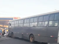 Acidente entre ônibus e moto deixa motociclista ferido na Avenida Expedito Quartieri