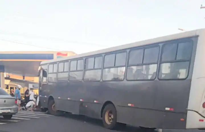 Acidente entre ônibus e moto deixa motociclista ferido na Avenida Expedito Quartieri