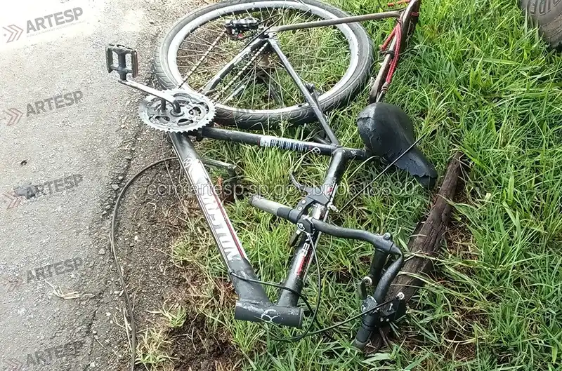 Ciclista morre após colisão com carro na Rodovia SP-340, em Posse