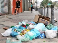 Deputados aprovam multa para quem descartar lixo em vias públicas; projeto vai para o Senado