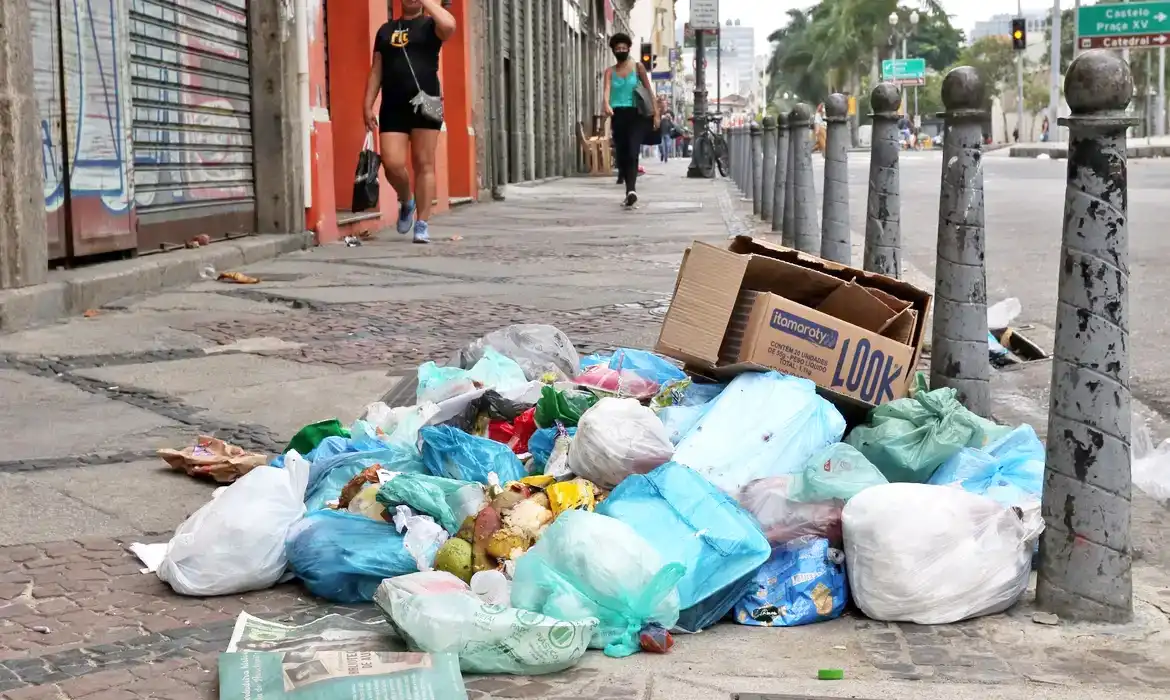 Deputados aprovam multa para quem descartar lixo em vias públicas; projeto vai para o Senado