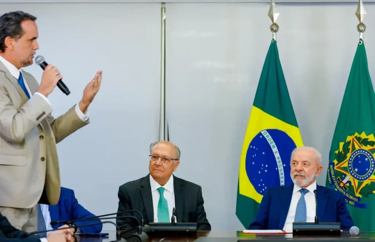 Lula assina MP e zera “taxa das blusinhas”