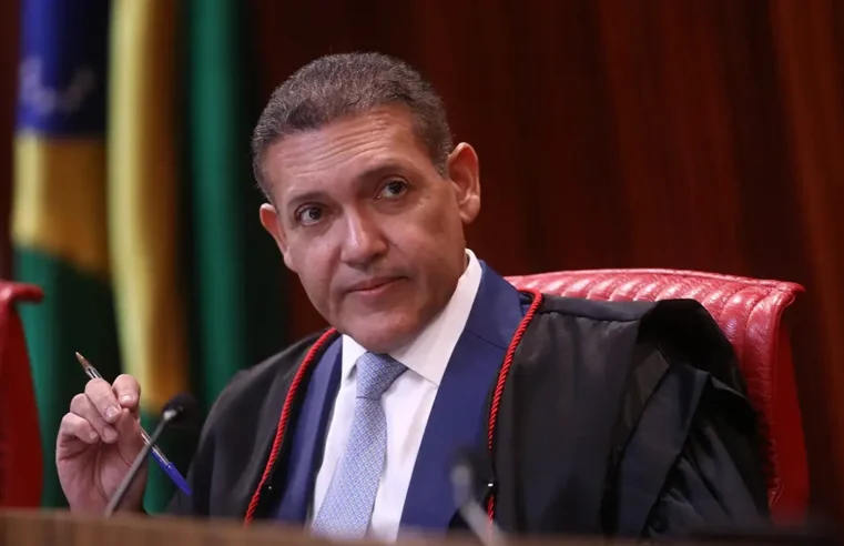 Nunes Marques toma posse na presidência do TSE; Mendonça será vice