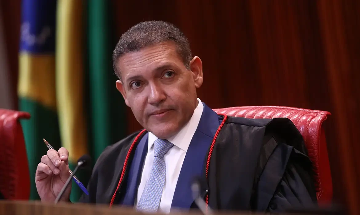 Nunes Marques toma posse na presidência do TSE; Mendonça será vice