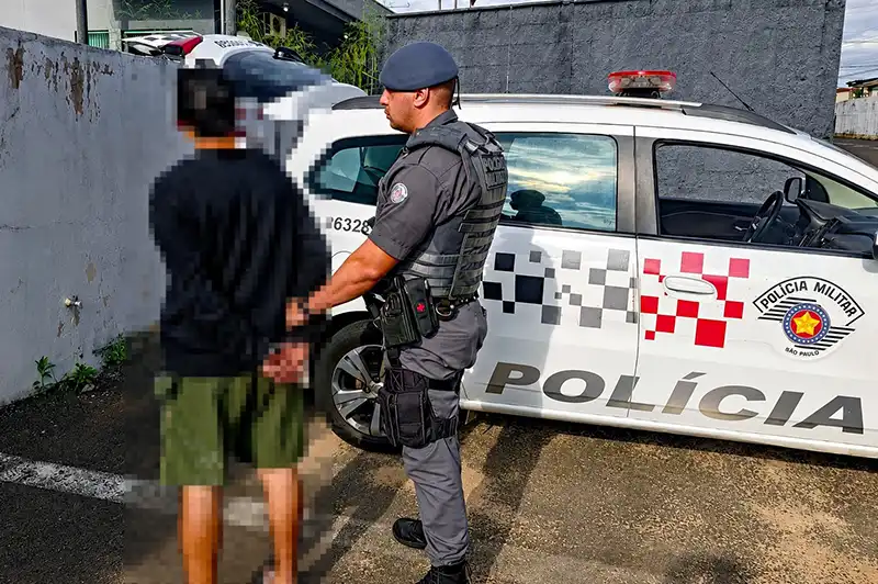 Homem é detido após arremessar bicicleta contra policial, em Itapira