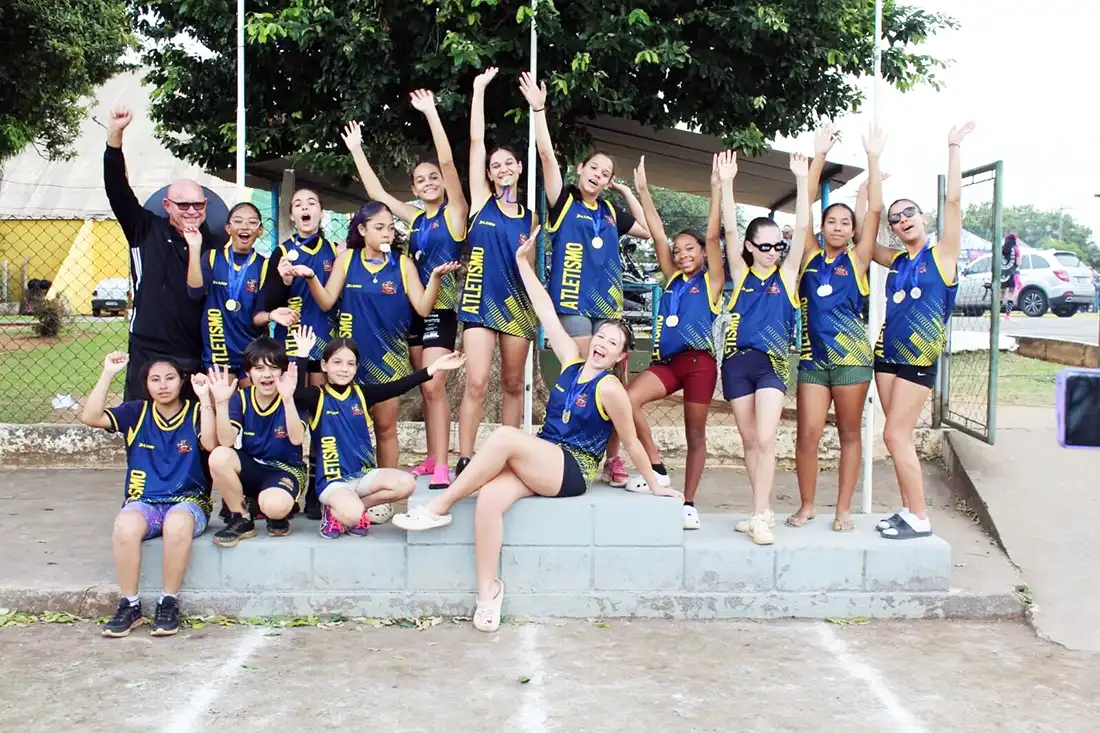 Equipe de atletismo escolar fatura 20 medalhas em circuito regional