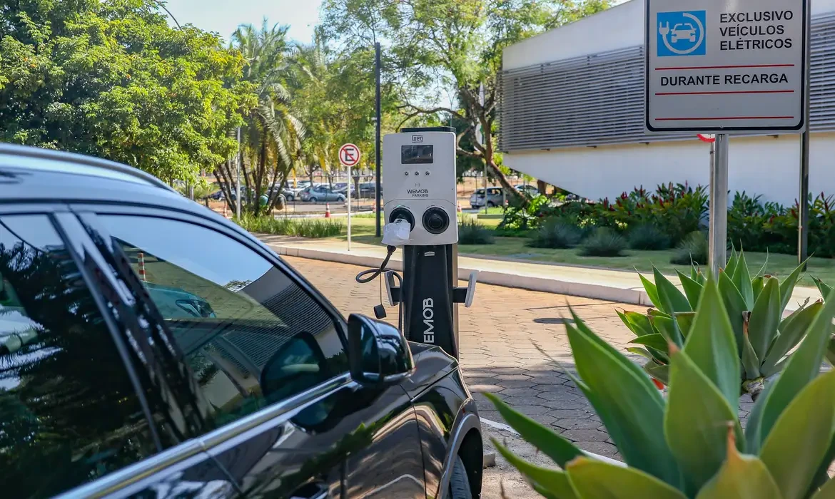Governo mantém elevação de tarifas a carro elétrico, mas renova cota de importação
