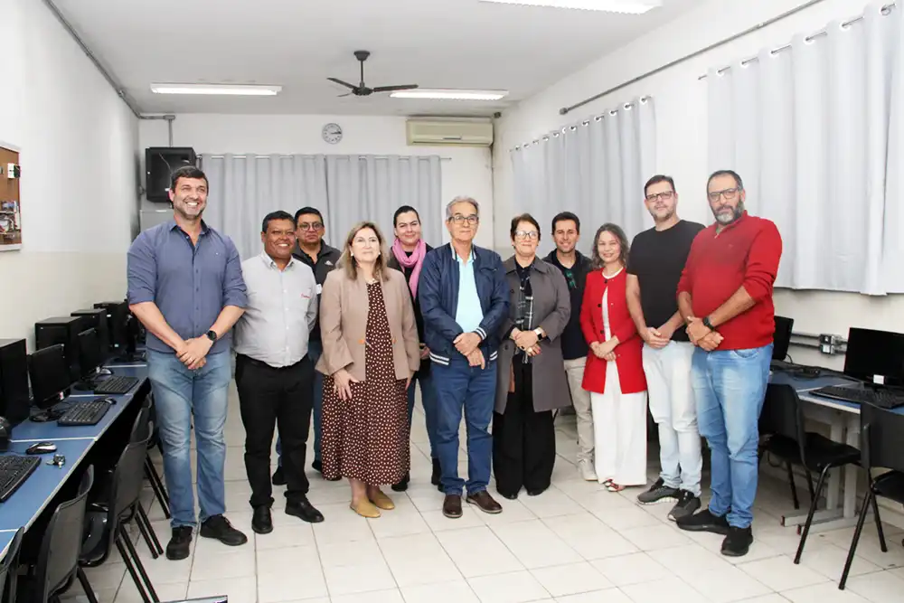 Escola da rede municipal recebe cadeiras doadas pela Cortag