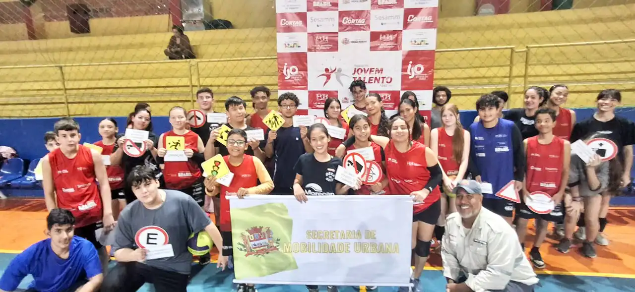 ‘Maio Amarelo’ desenvolveu atividades com crianças de projeto social que ensina voleibol 