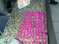 Homem é preso após denúncia de tráfico de drogas próximo a escola, em Jaguariúna