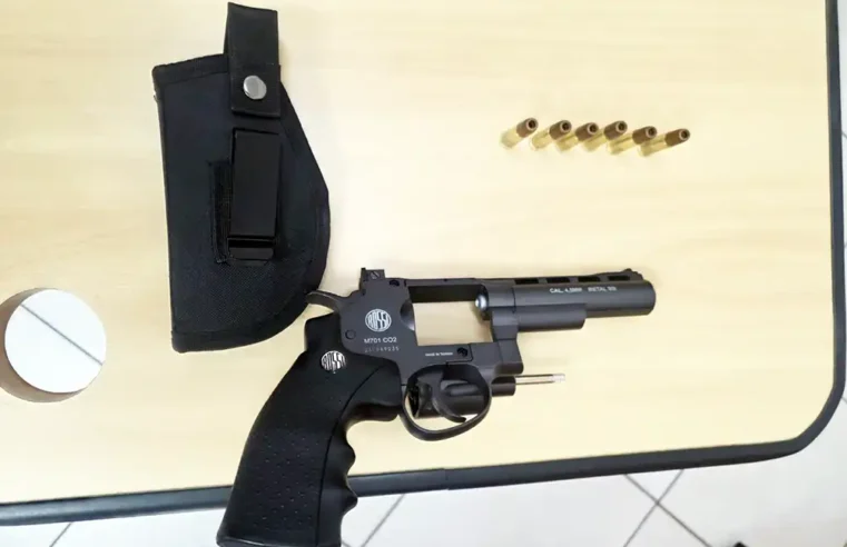 Homem ameaça técnico de internet com simulacro de arma de fogo, em Mogi Mirim