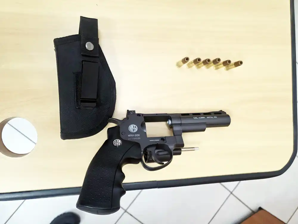 Homem ameaça técnico de internet com simulacro de arma de fogo, em Mogi Mirim