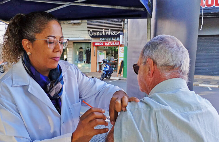Vacinação na Praça Rui Barbosa imuniza mais de 400 pessoas contra a gripe