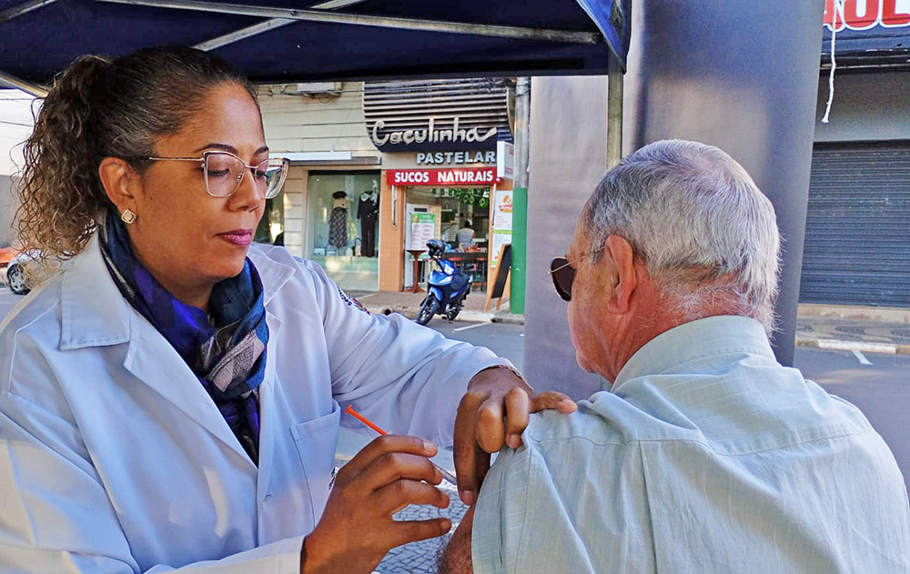 Vacinação na Praça Rui Barbosa imuniza mais de 400 pessoas contra a gripe