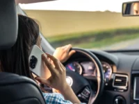Usar celular ao volante pode gerar três tipos de multa; entenda