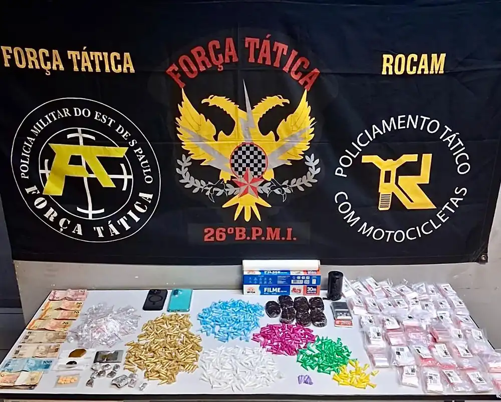 Casal que fazia entrega de drogas é preso com mais de 800 porções de cocaína e maconha