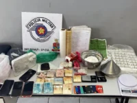 Homem é preso e PM apreende drogas, veículo e quase R$ 10 mil em Mogi Guaçu