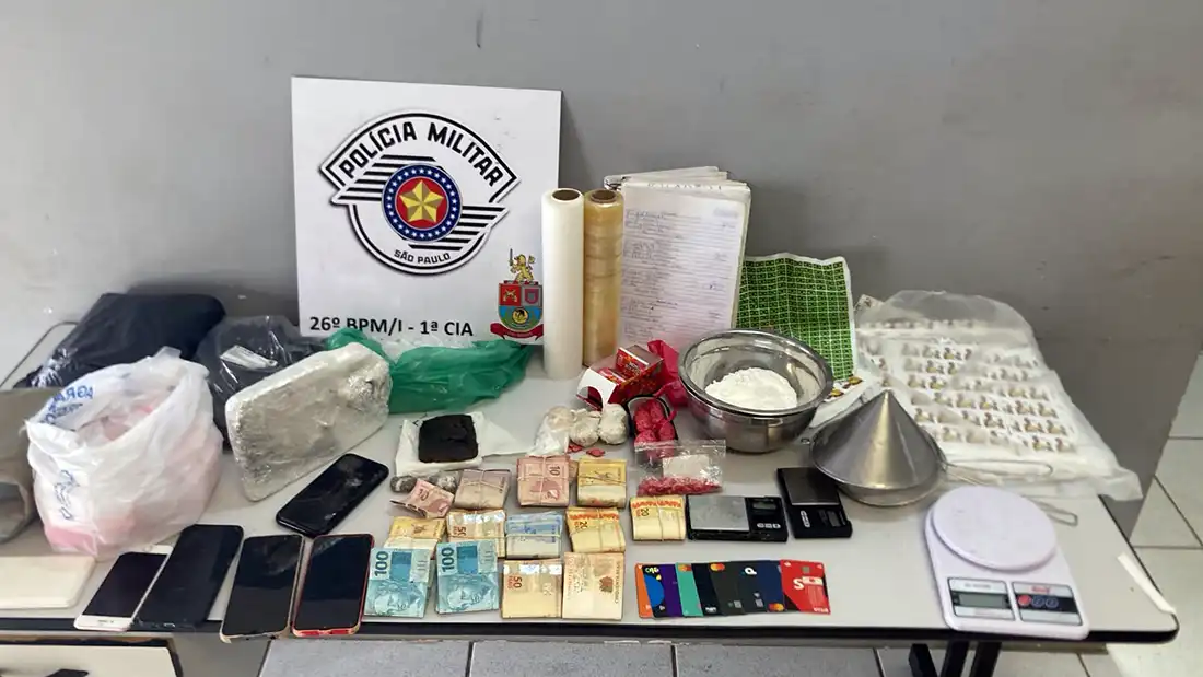 Homem é preso e PM apreende drogas, veículo e quase R$ 10 mil em Mogi Guaçu