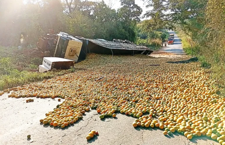 Carreta carregada de laranjas tomba e interdita estrada em Mogi Guaçu