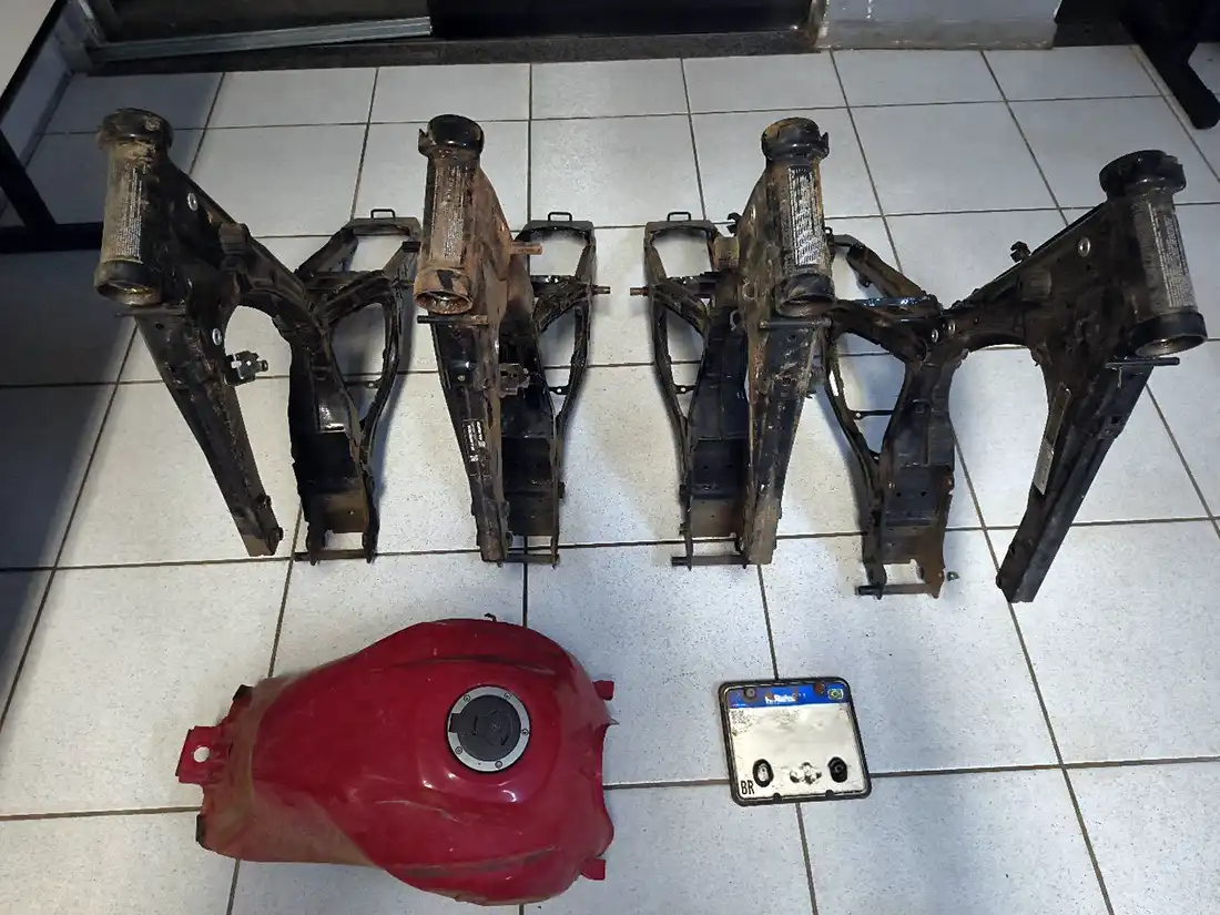Quadros de motocicletas furtadas são desovados em área próxima à ferrovia em Mogi Guaçu