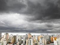 Defesa Civil de SP alerta para ventania de até 100 km/h a partir desta quinta-feira
