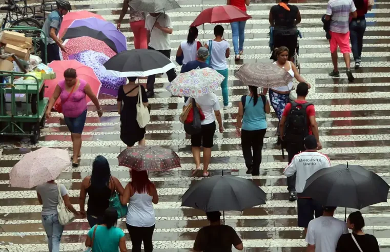 Defesa Civil alerta para previsão de chuva, com rajadas de ventos e raios nesta quarta-feira