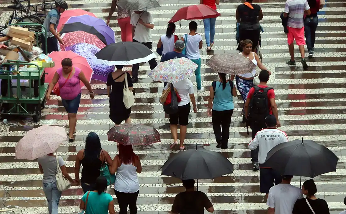 Defesa Civil alerta para previsão de chuva, com rajadas de ventos e raios nesta quarta-feira